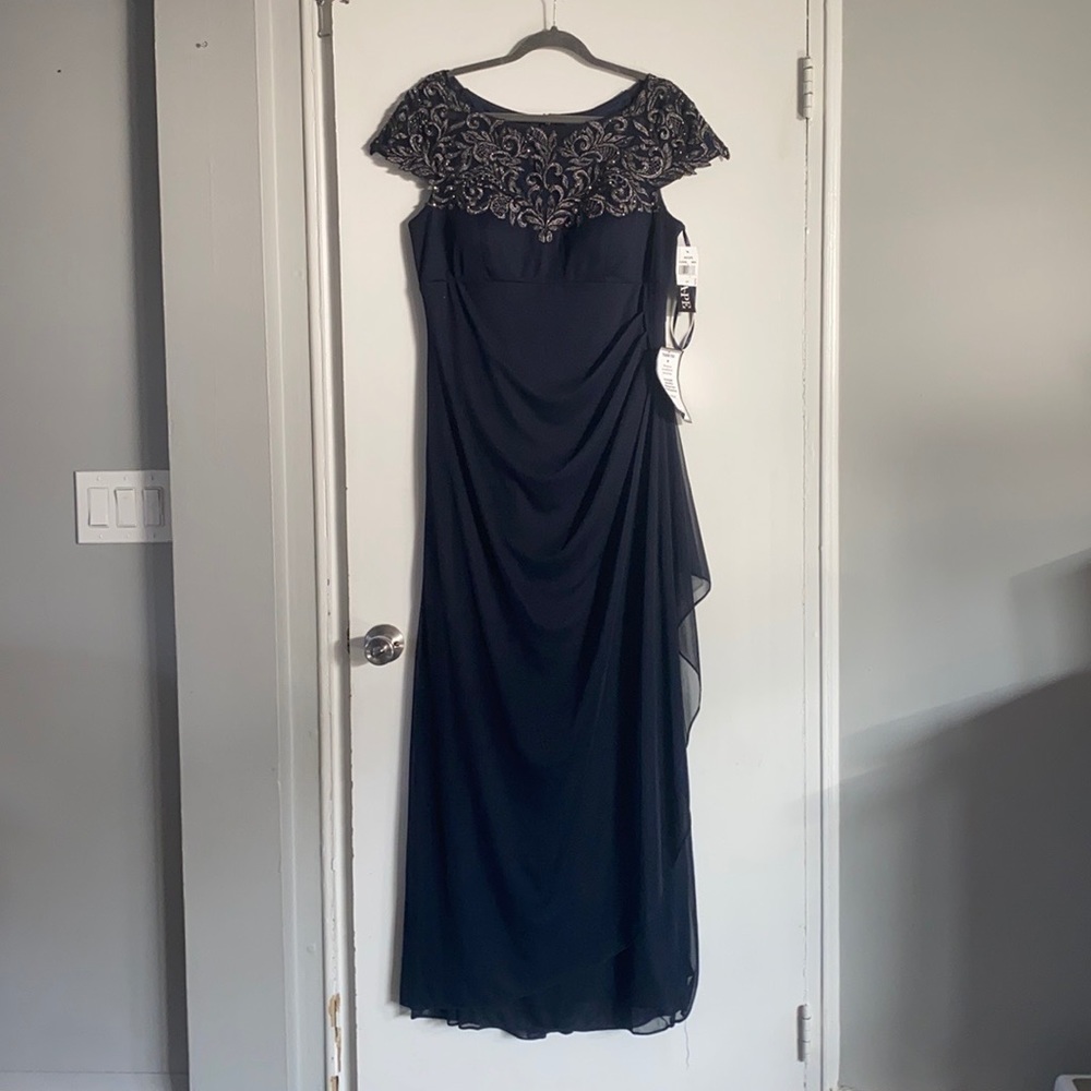 Xscape Gown - Picture 5 of 5
